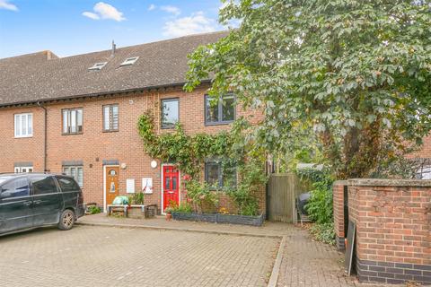 4 New River Way, London, N4 2ND