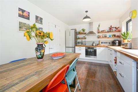 4 New River Way, London, N4 2ND