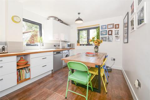 4 New River Way, London, N4 2ND