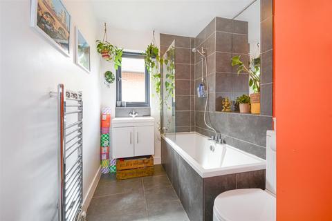 4 New River Way, London, N4 2ND