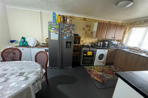 3 bedroom house to rent, Corporation Street, London E15