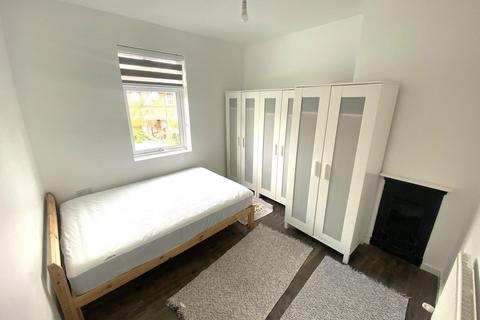 2 bedroom flat to rent, The Roundway, Tottenham, N17