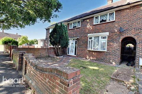 3 bedroom terraced house for sale, St Neots Road, Romford