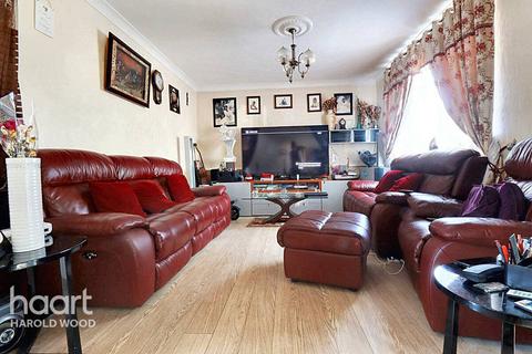 3 bedroom terraced house for sale, St Neots Road, Romford