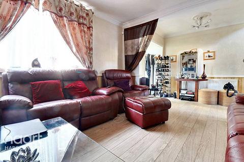 3 bedroom terraced house for sale, St Neots Road, Romford