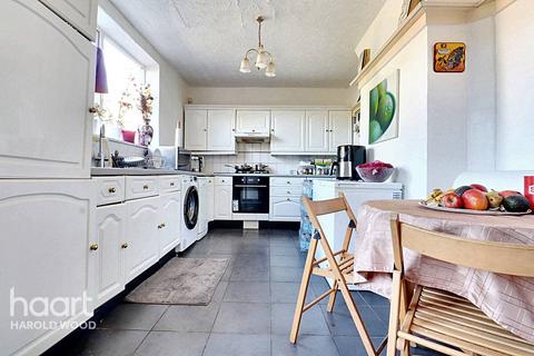 3 bedroom terraced house for sale, St Neots Road, Romford