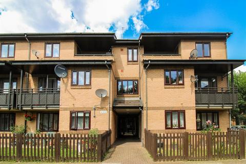 2 bedroom flat for sale, Daubeney Gardens, London