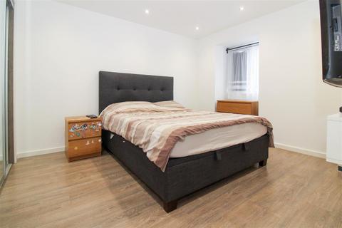 2 bedroom flat for sale, Daubeney Gardens, London