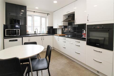 2 bedroom flat for sale, Daubeney Gardens, London