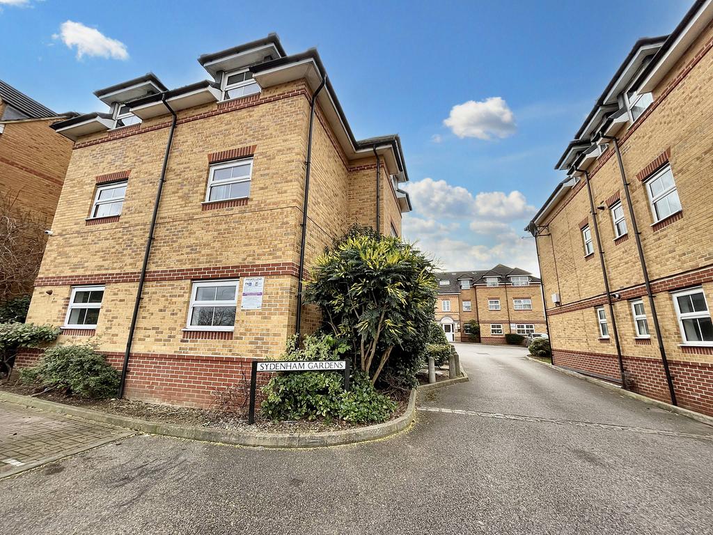 Chalvey Grove, Slough SL1 2 bed flat - £1,350 pcm (£312 pw)