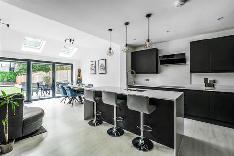 23 Sunmead Close, Fetcham, Leatherhead, KT22 9AP