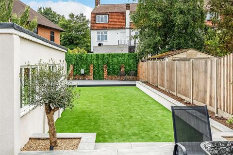 23 Sunmead Close, Fetcham, Leatherhead, KT22 9AP