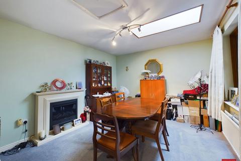 22 Berkeley Close, Hucclecote, Gloucester, GL3 3TG