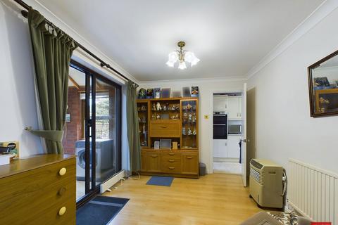 22 Berkeley Close, Hucclecote, Gloucester, GL3 3TG