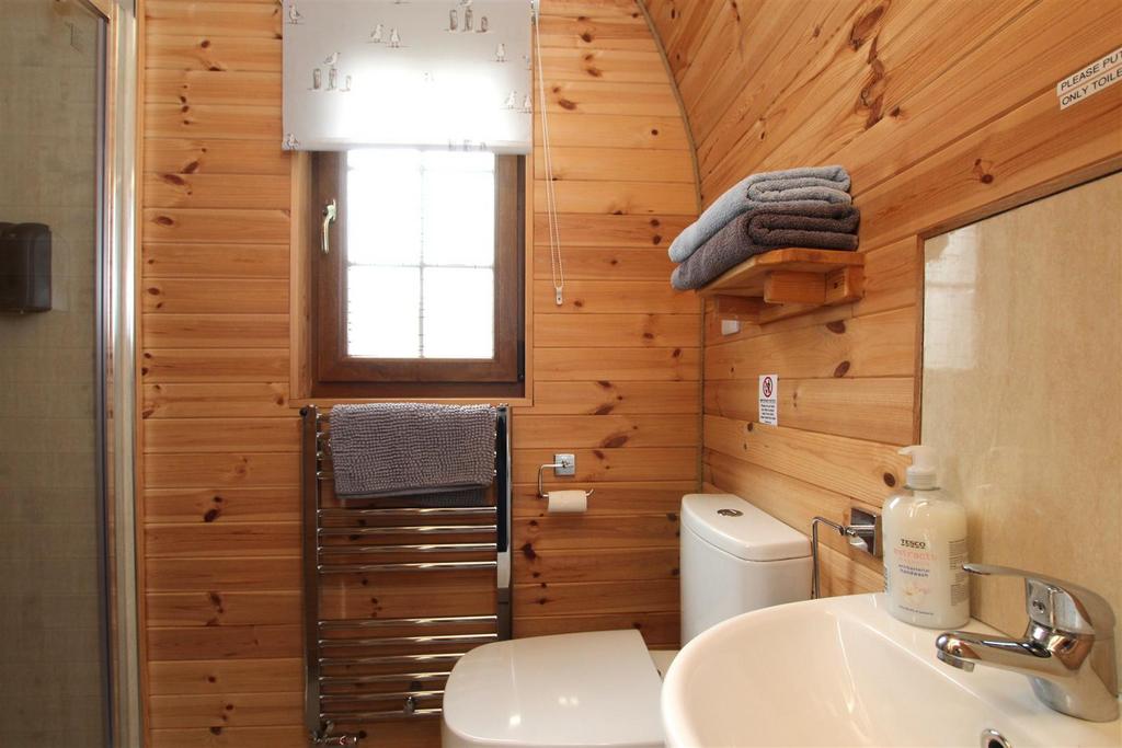 Beech Pod   En Suite.JPG