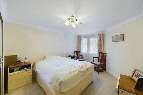 1 bedroom apartment for sale, Oaktree Court, Addlestone Park, Addlestone, Surrey, KT15