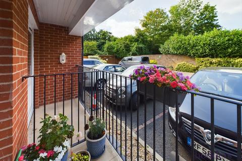 1 bedroom apartment for sale, Oaktree Court, Addlestone Park, Addlestone, Surrey, KT15