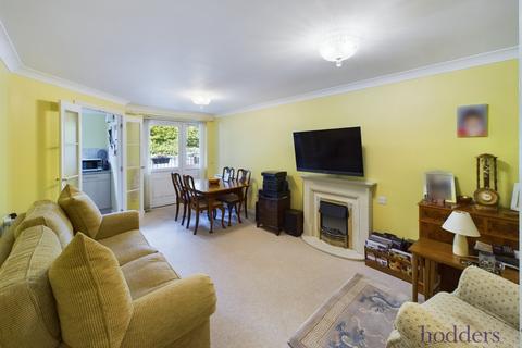 1 bedroom apartment for sale, Oaktree Court, Addlestone Park, Addlestone, Surrey, KT15