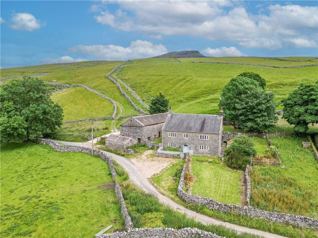 Farmhouse &amp; Barn