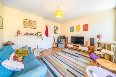 2 bedroom flat to rent, Albion Avenue, Clapham SW8