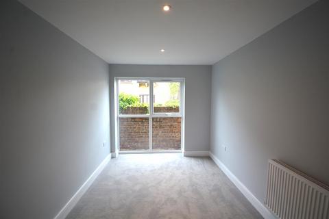 1 bedroom flat to rent, Vineyard Road, Feltham TW13