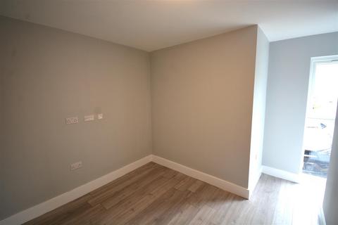 1 bedroom flat to rent, Vineyard Road, Feltham TW13