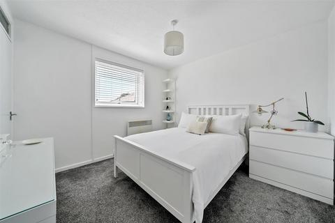 3 bedroom end of terrace house for sale, Station Road, Hayling Island PO11