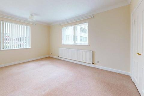 2 bedroom flat for sale, Kings Court, Brighton Road, Lancing, West Sussex, BN15