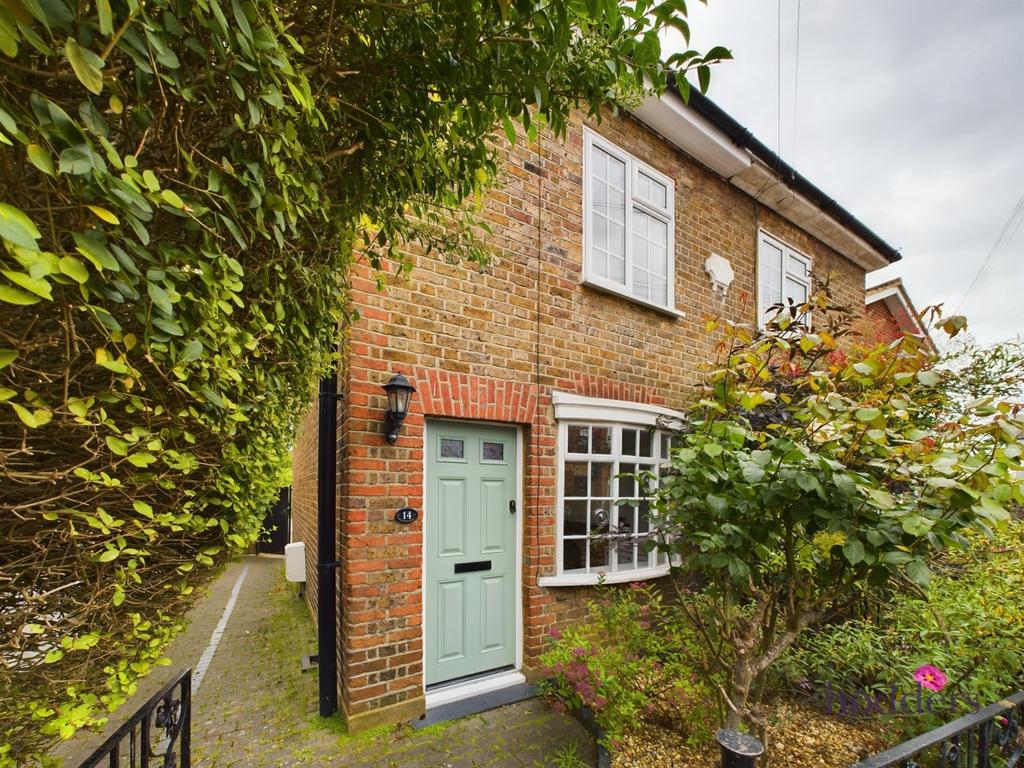 Mead Lane, Chertsey, Surrey, KT16 2 bed semidetached house for sale