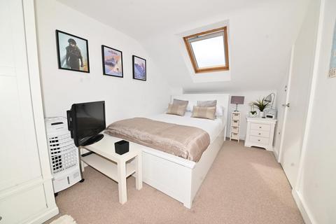 32 Norcutt Road, Twickenham, TW2 6SR