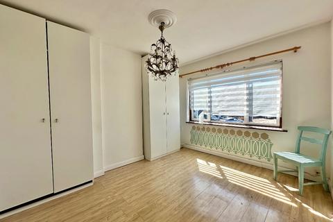 88 Ravensbourne Crescent, Romford, RM3 0UB