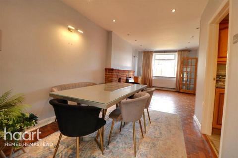 4 bedroom detached house to rent, All Saints Crescent, Watford