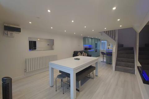 19 Rose Park Close, Hayes, UB4 9AT