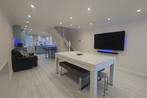 19 Rose Park Close, Hayes, UB4 9AT