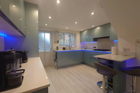 19 Rose Park Close, Hayes, UB4 9AT