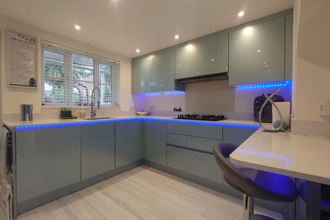 19 Rose Park Close, Hayes, UB4 9AT