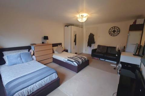 19 Rose Park Close, Hayes, UB4 9AT