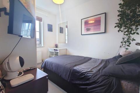 19 Rose Park Close, Hayes, UB4 9AT