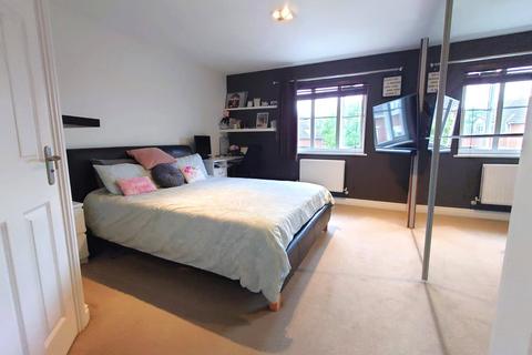 19 Rose Park Close, Hayes, UB4 9AT