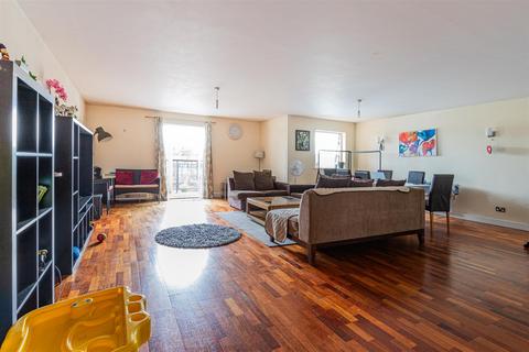 2 bedroom apartment for sale, Henke Court, Cardiff Bay CF10