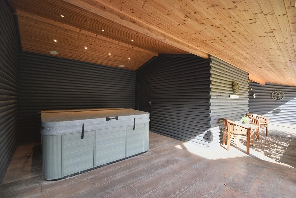 Hot tub &amp; Sauna