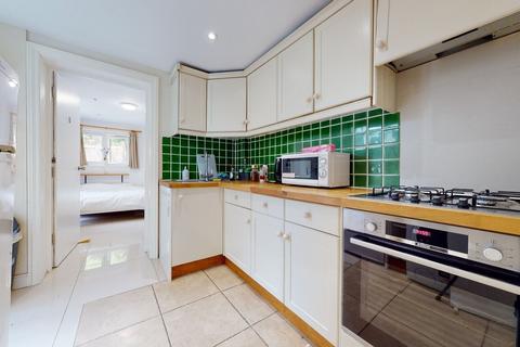 3 bedroom flat to rent, Lillie Road