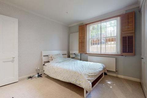 3 bedroom flat to rent, Lillie Road