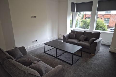 5 bedroom house to rent, Broomfield Crescent, Leeds