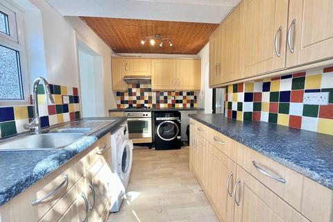 3 bedroom end of terrace house for sale, West Road, Rush Green