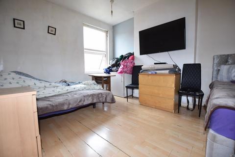 332 Radford Road, Nottingham, NG7 5GP