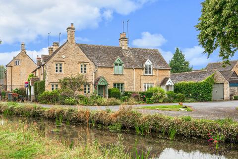 2 bedroom cottage to rent, The Square, Lower Slaughter