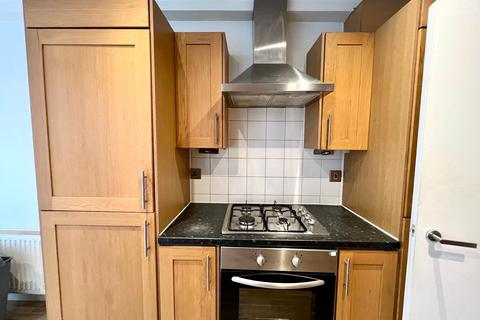 6 bedroom terraced house to rent, Sandringham Road, London NW2