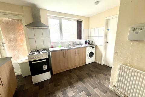 4 bedroom terraced house to rent, Forsythia Gardens, Nottingham NG7