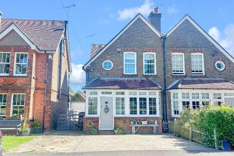 41 Leas Road, Warlingham, CR6 9LP
